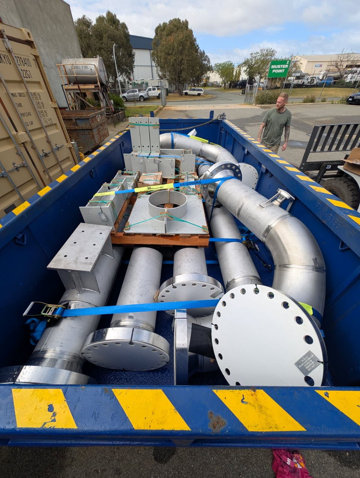 Duplex pipe spool assembly secured upright for transport