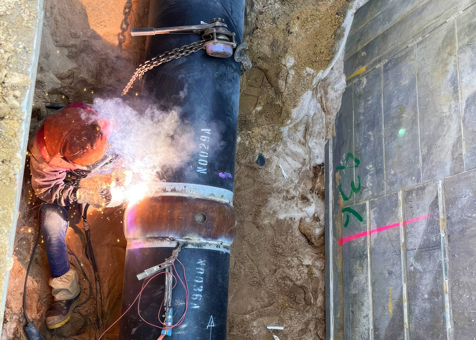 Field weld on the 500mm main between trench shields