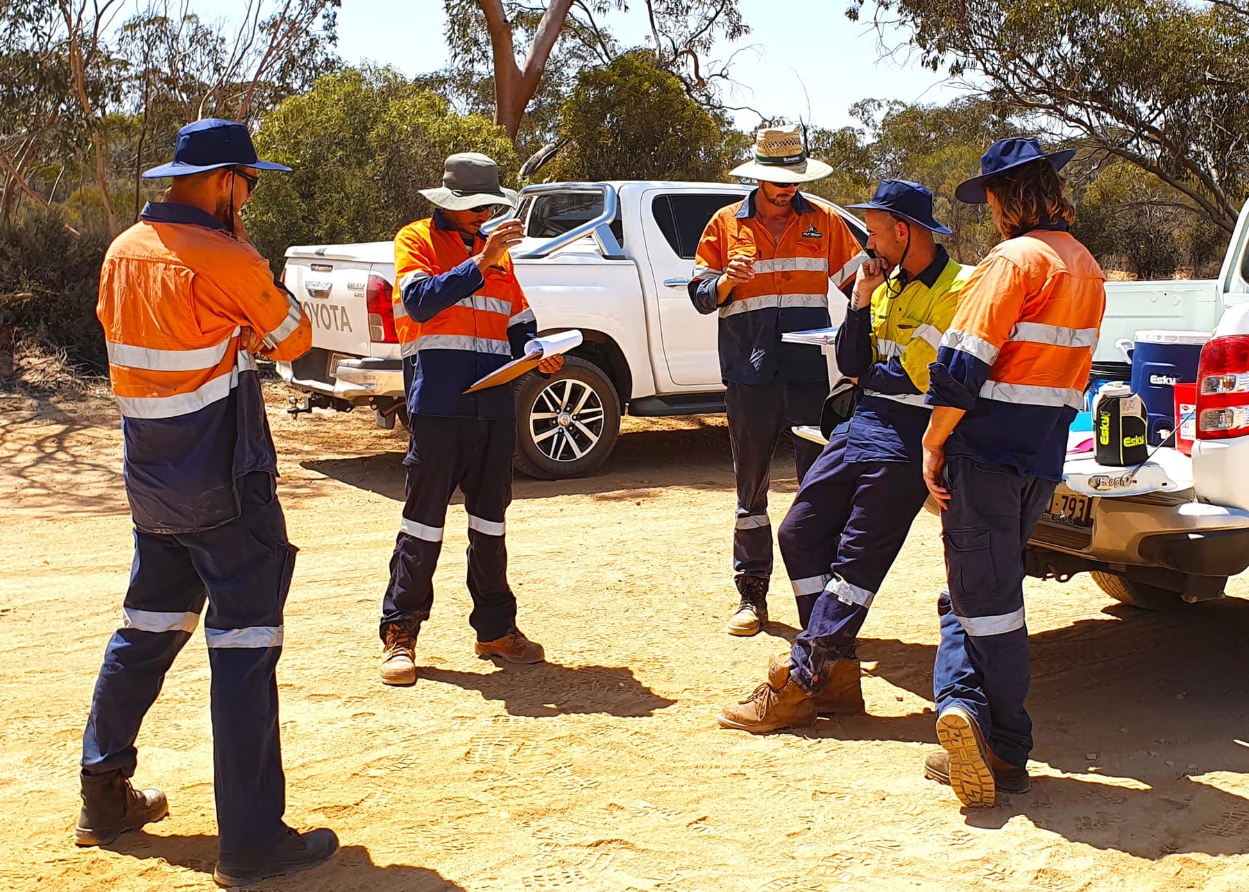 Benang crew running a pre-start briefing around the utes before work begins on a remote site