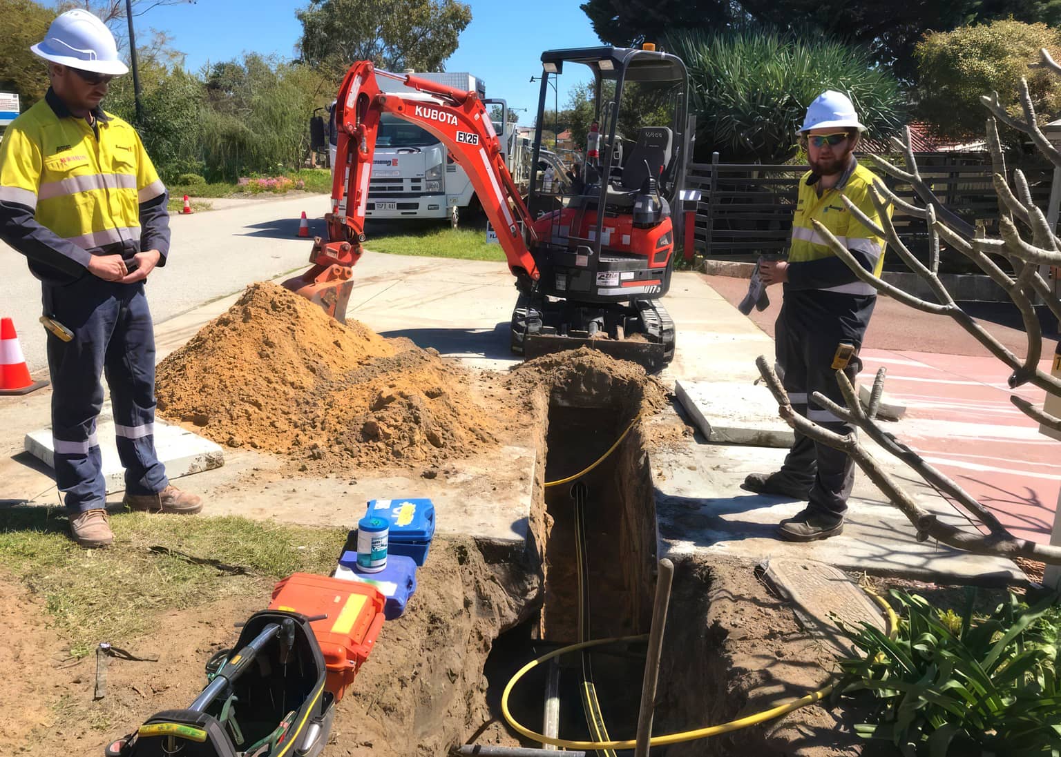 Benang crew excavating a gas service on a residential Perth verge