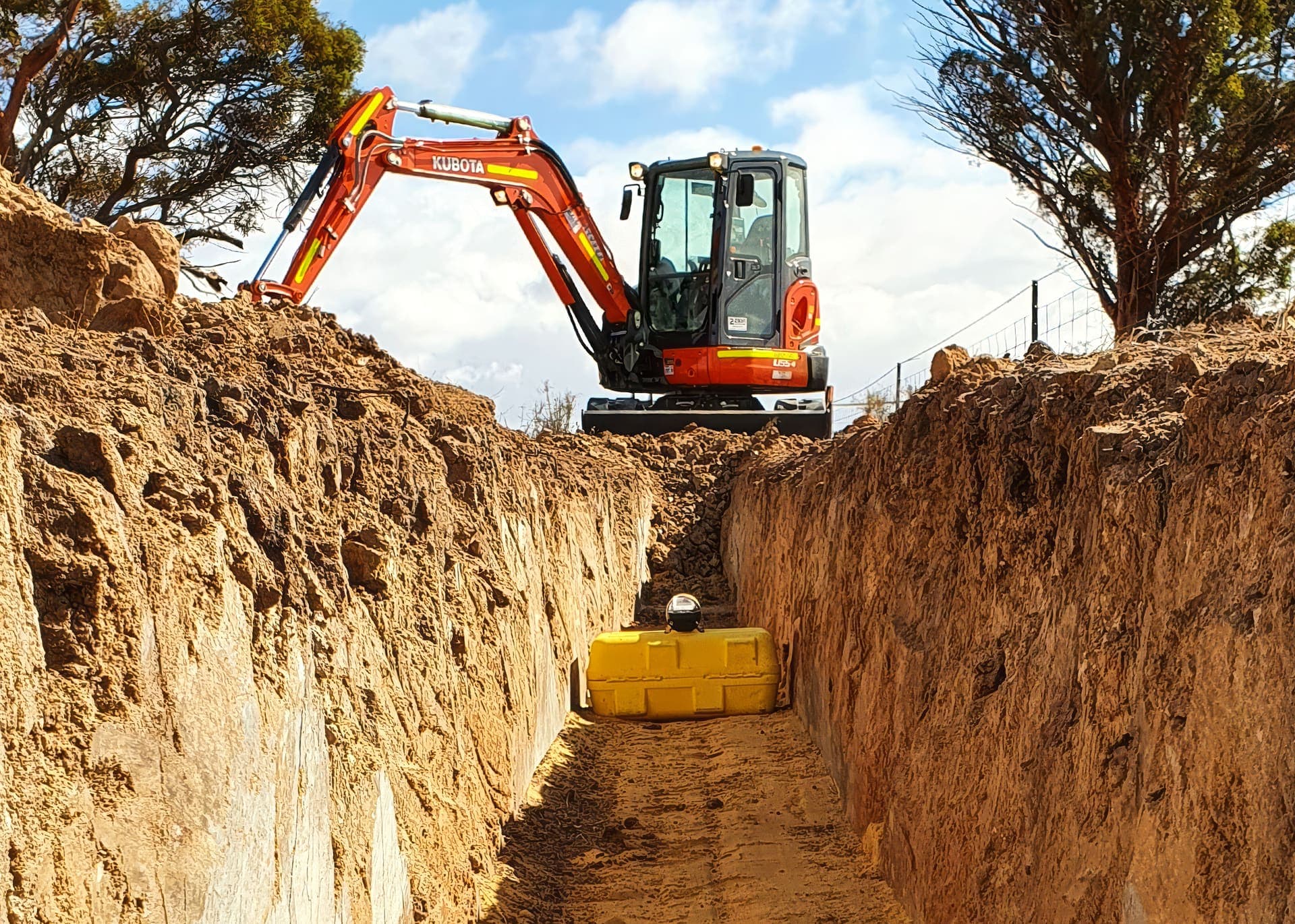 Benang crew working the pipe trench on the Babakin main extension