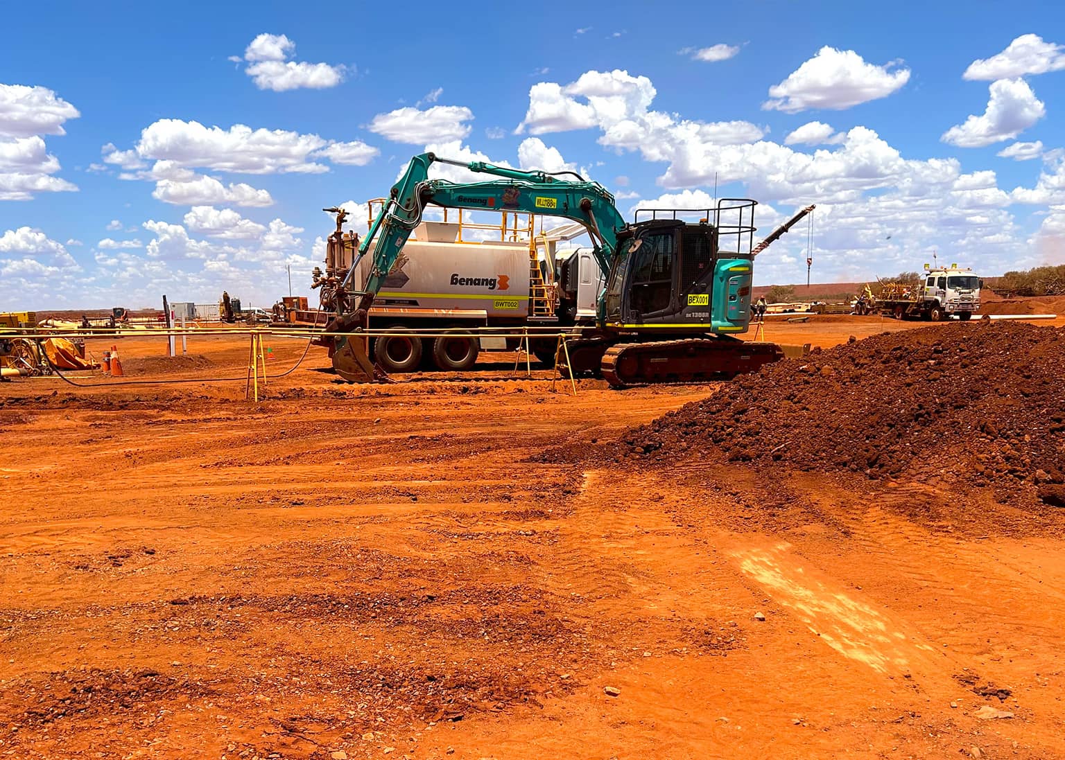 Benang vac truck and excavator on dewatering works at a Fortescue site